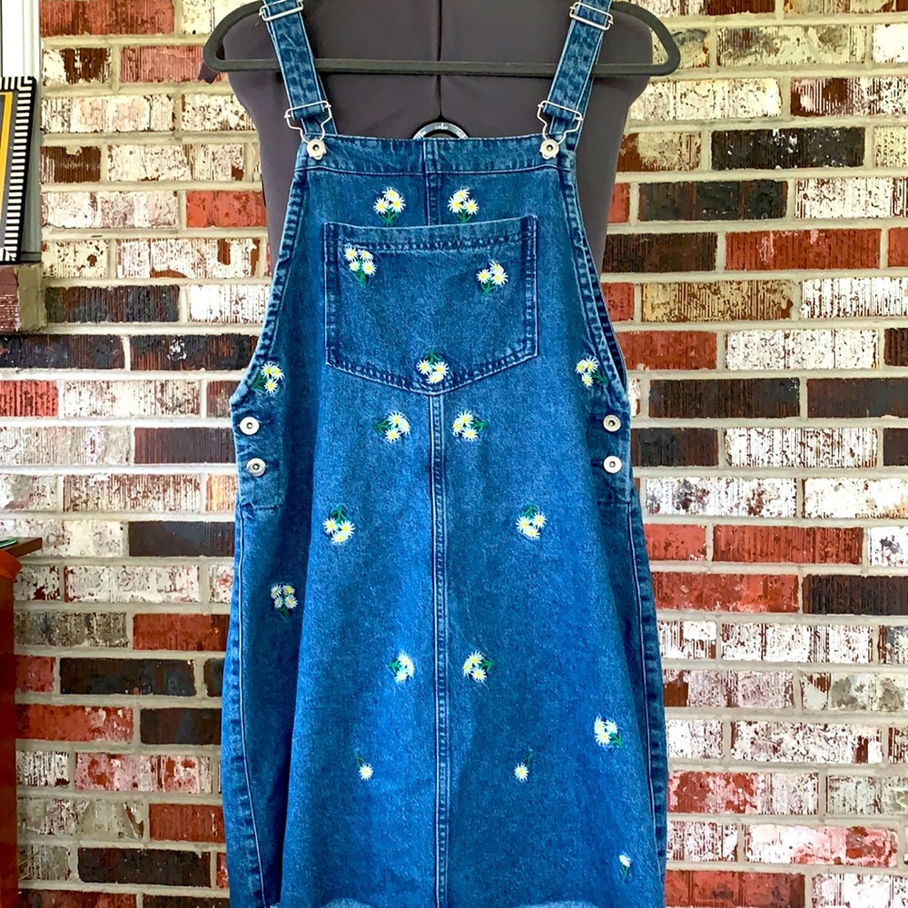 👑 NWOT 👑 H&M Embroidered Daisy 🌼 Overall Dress